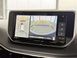 【PVM】映像を合成して、車を真上から見下ろしたような映像をナビゲーション画面に表示する機能です。運転席からでは見にくい車の周囲の状況を把握し、駐車や狭い道での走行などを安全に行えます。