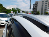 レジャーに嬉しいルーフレール搭載車です!キャリアなどつけるのに便利です。
