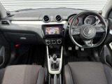 運転席廻りの画像です。操作スイッチ類もキレイな状態です。専門のスタッフが内外装を清掃・きめ細かい箇所までクリーニングしています