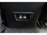 後部席へ乗車して携帯電話などを充電する時に前から配線を伸ばすとごちゃごちゃして邪魔になりがちですよね。そんな煩わしさを解消する後席側USBポート☆