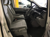 すわり心地の良い運転席・助手席です。長時間のドライブの疲れ軽減に貢献します。どうぞ快適なドライブを。