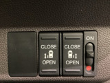 リアドアは乗り降りに便利な両側電動スライドドアです。また運転席に座っていながらスイッチ操作で自在にスライドドアを開け閉めできます。