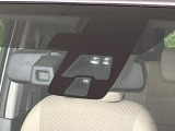 【エマージェンシーブレーキ】走行中に前方の車両等を認識し、衝突しそうな時は警報とブレーキで衝突回避と被害軽減をアシスト。より安全にドライブをお楽しみいただけます。