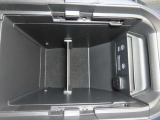 USBポートを二口備えていますので、運転席と助手席、それぞれのスマホや電子小物を同時に充電可能です。