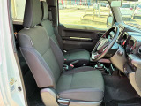 ゆったりと座れる運転席周りです。体にフィットするので、腰や背中が疲れにくく、ロングドライブや高速走行も快適!