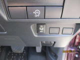 アイドリングストップ機能付です。特別な操作をしなくても、普段通りの運転をするだけで、エコドライブができる機能です。OFFボタンがありますので、必要に応じて使い分けてください。