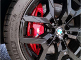 【BMWアロイホイル】軽量かつ強度に拘ったアロイホイル。走行性能ポテンシャルを引き出す設計。車の足元を引き締めてくれる大きなポイントはアロイホイルです。