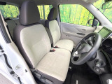 運転席シート廻りは使用感も少なく、良好な状態となっています。前オーナー様が丁寧に使っていたことがよくわかりますね。