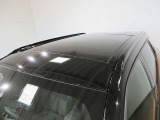 頭上には室内を明るく開放的な空気で満たす広大なパノラミックガラスルーフ