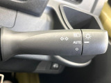【オートライト】周りの明るさに応じて自動でヘッドライトの点灯・消灯ができる機能です!ライトの付け忘れ・消し忘れなどが無くなり、雨の日や夕方の走行も安心!トンネル通過時も便利ですね♪