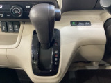 CVT車のセレクトレバーです。低速から高速まで、変速ショックのないスムーズな走りを実現するとともに、エンジン効率のよい領域を維持することで燃費にも貢献します。