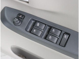 運転席ドアにはパワーウィンドウスイッチが集約され、ドアミラー調整スイッチも装備!1か所で簡単に操作が可能です!