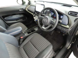 シンプルで使いやすいデザインの運転席です。