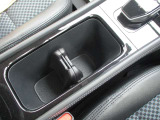 運転席助手席で使用できるドリンクホルダーです。