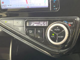 【オートエアコン】一度お好みの温度に設定すれば、車内の温度を検知し風量や温度を自動で調整。暑い&hellip;寒い&hellip;と何度もスイッチ操作をする必要はありません。快適な車内空間には必須の機能ですね♪