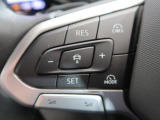 ◆クルーズコントロールにレーダーセンサーを組み合わせ、先行車を測定し設定されたスピードを上限に自動で加減速を行います。一定の車間距離を維持することで、長距離走行でのドライバーの疲労を低減させます。