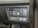リアドアは乗り降りに便利な両側電動スライドドアです。また運転席に座っていながらスイッチ操作で自在にスライドドアを開け閉めできます。またVSA解除スイッチも周辺に装備しています。