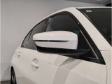 【BMWミラー】視認性の高いスタイリッシュなミラー。自動防眩機能も付いており夜間のドライビングをサポートします。