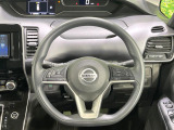 インテリアに合わせたデザインのステアリングは、運転される方のことも考え、運転しやすい形状、大きさです。是非一度、実際に触ってお確かめください。