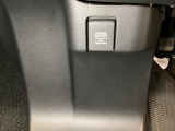 アクセサリーソケットはUSBのアダプターなどをつければ、スマホの充電にも使えます。移動中に充電もできるので便利です。