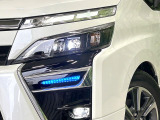 【LEDヘッドライト】悪天候や夜間走行時も良好な視界を確保し安心して運転できる高輝度LEDヘッドライトを装備!点灯速度が早く、消費電力も抑えられています。