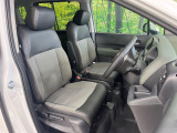 運転席まわりには十分なスペースがあり、大柄な方でもゆったり運転していただける環境です。
