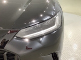 LEDヘッドライトは、点灯の瞬間から最大光量を発揮し、突然暗くなるトンネルなどでの安定感を高めます。