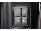 EVモードは電気モーターのみを使って走行するモードです。深夜の住宅街、屋内駐車場でエンジン騒音や排気ガスを気にすることなく走行できます。