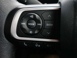 ステアリングスイッチ付き。手を離さずにさまざまな操作が可能です。