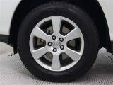 スーパークロームメタリック塗装を施した17インチアルミホイールが装着されています。タイヤサイズ225/65R17