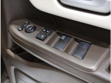 ドア内側、手の届きやすい位置にドアガラスの開閉スイッチ(パワーウインドウ)があります。運転席にはいたずら防止のためのロック付!