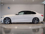【拘りのFR】BMWが多く採用するFR車。ダイレクトでスポーティな加速感・シャープなハンドリングを実現。縦置きエンジンレイアウトにより、フラットで上質な乗り味です。
