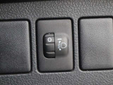 人や荷物を満載しても、対向車や先行車に迷惑をかけない、室内からヘッドライトの光軸を調整できます。