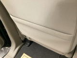 【シートバックポケット】すぐ手に取りたいアイテムをスマートにしまっておけます。限られた空間を有効に活用でき、長距離のドライブでも車内を清潔感のある落ち着いた状態に保ってくれる実用的な機能です。
