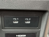 USB接続端子タイプAとタイプCの二種類が付いています!機器の充電だけではなく、インフォテイメントシステムに接続することも可能なので、ポータブルオーディオなどを充電しつつ音楽を楽しんでいただけます!