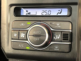 【オートエアコン】一度お好みの温度に設定すれば、車内の温度を検知し風量や温度を自動で調整。暑い&hellip;寒い&hellip;と何度もスイッチ操作をする必要はありません。快適な車内空間には必須の機能ですね♪