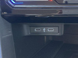 運転席中心部にタイプCのUSBソケットを2つ装備。スマートフォンの充電やApp Connectの通信が手軽に行えます。さらにワイヤレスチャージング機能も備えています。