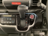 CVT車のセレクトレバーです。低速から高速まで、変速ショックのないスムーズな走りを実現するとともに、エンジン効率のよい領域を維持することで燃費にも貢献します。