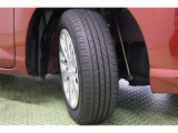 タイヤサイズ 165/65R14。スタイリッシュなデザインのホイールキャップ付きスチールホイールを装着しています。
