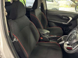 運転席の画像です。足元やシートまわりに余裕があり、リラックスした姿勢で運転が可能です。視界も良好で操作系へのアクセスもしやすく、快適で安心感のあるドライブをサポートします。