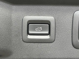 【パワーバックドア】スマートキーや運転席のボタンを押すだけでリアゲートが自動で開閉します!荷物を持っている時や、高い位置にあるバックドアを閉める際に便利な機能です♪