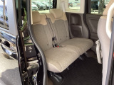 ホンダ車の低床ボディは、チャイルドシートへのお子さまの乗降や荷物の積載もスムーズ。後席にも左右分離式のアームレストがついております。ゆっくりおくつろぎいただけます。