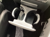 収納スペースや、ドリンクホルダーもついています。長距離ドライブで活躍する必需品ですね♪