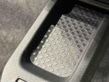 スマートフォンなどがスッキリ置けるセンターコンソールトレイです