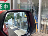 死角に入ったクルマを知らせてくれるブラインドスポットインフォメーション(BSI)も装備!