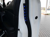 セーフティイルミネーションが付いています。乗降時、後方からくる車やバイクへの注意喚起に役立ちます。