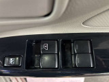 両側パワースライドドアを採用しており、運転席から簡単に開閉操作が可能です。駐車場や狭い場所でも扱いやすく、乗車時・降車時の負担を軽減します。