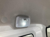 夜の荷室を明るくするラゲッジルーランプです。