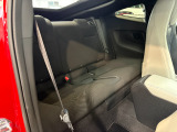 リバース連動のリアカメラを標準装備、ステアリング感応型ガイドラインが車庫入れを支援してくれます