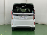 リアはプライバシーガラス付です。見た目もかっこいいですよね。また、太陽光を防ぐので冷房の効きを良くする効果もあるんです。エアコンを控えめにすれば燃費向上も見込めますよ。